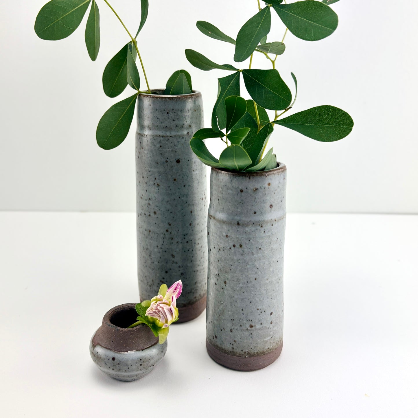 Slim dark clay rim vase 1, Haze