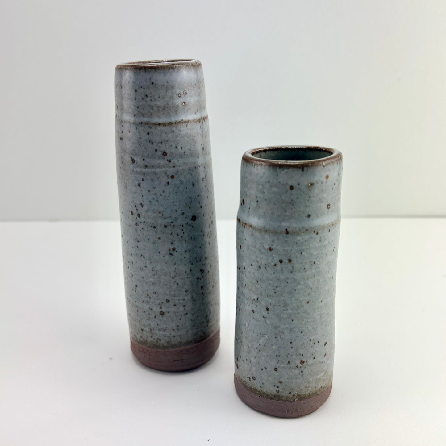 Slim dark clay rim vase 1, Haze